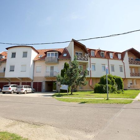Zoli Apartmanok-Timi Koelcsey 34-36 Hajdúszoboszló Exterior foto