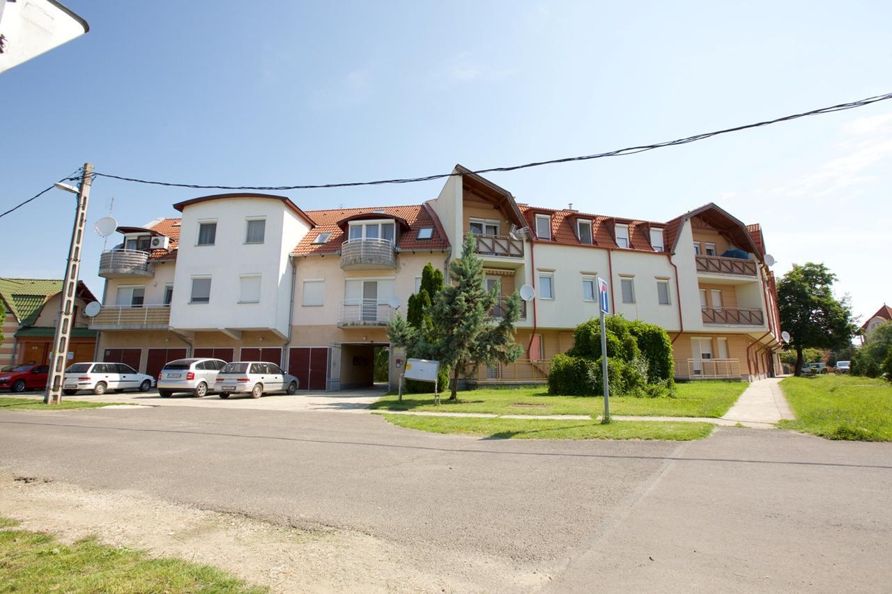 Zoli Apartmanok-Timi Koelcsey 34-36 Hajdúszoboszló Exterior foto