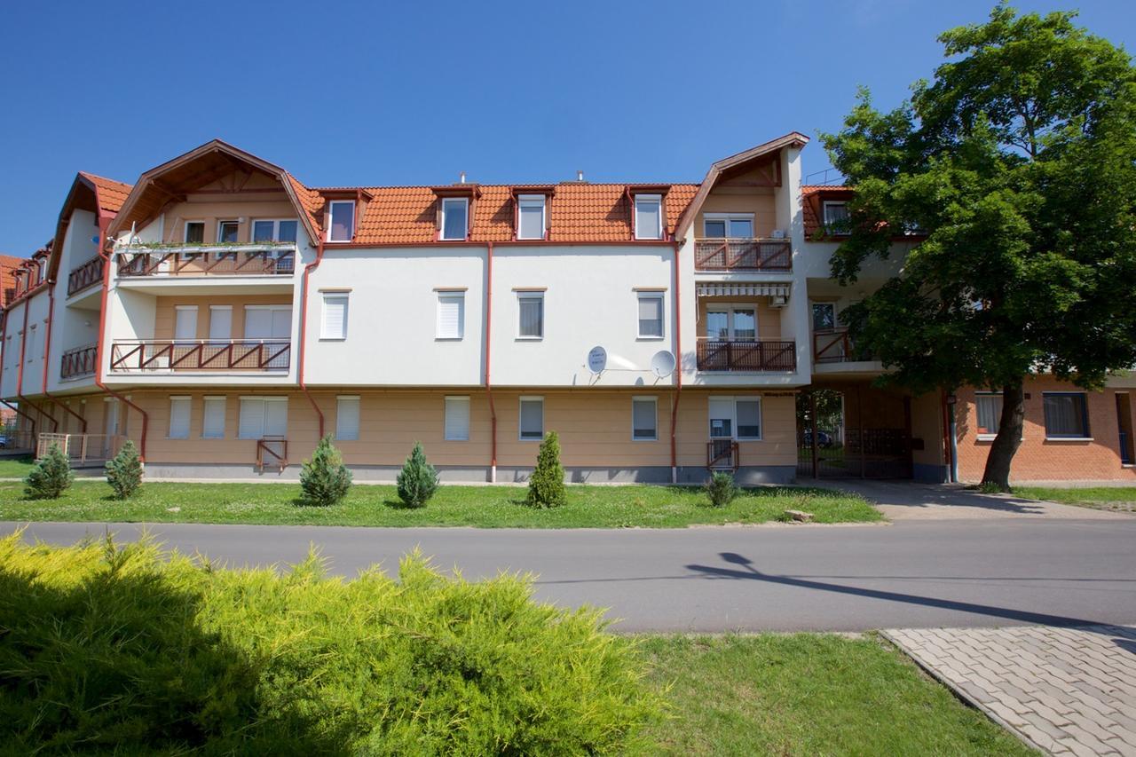 Zoli Apartmanok-Timi Koelcsey 34-36 Hajdúszoboszló Exterior foto